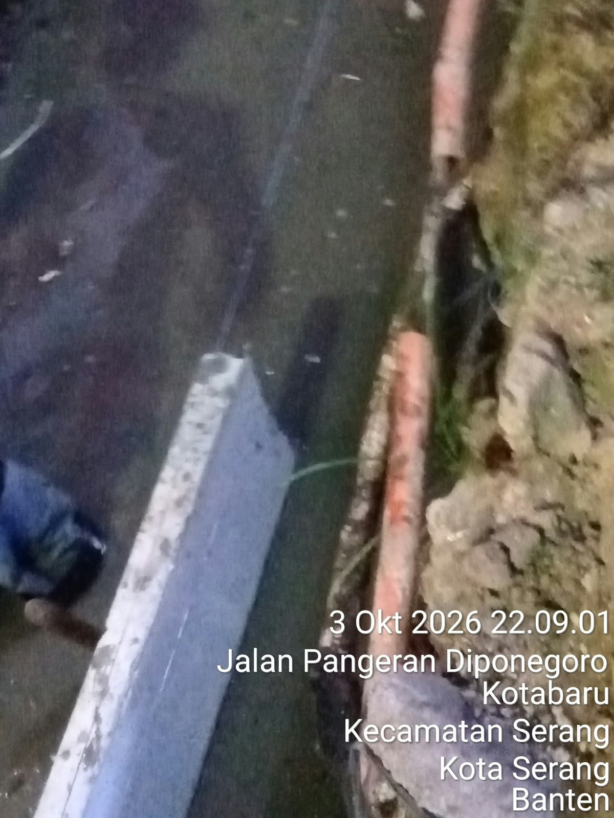 Sejumlah Kabel Utilitas jalan Diponogoro Sembrawut  projek U-Ditch disorot, Minimnya pengawasan hingga papan informasi dipertanyakan