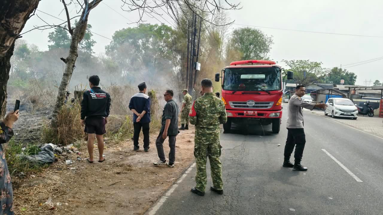 Respon Cepat Layanan 110, Polsek Taktakan Tangani Kebakaran Lahan di Wilayah Lialang