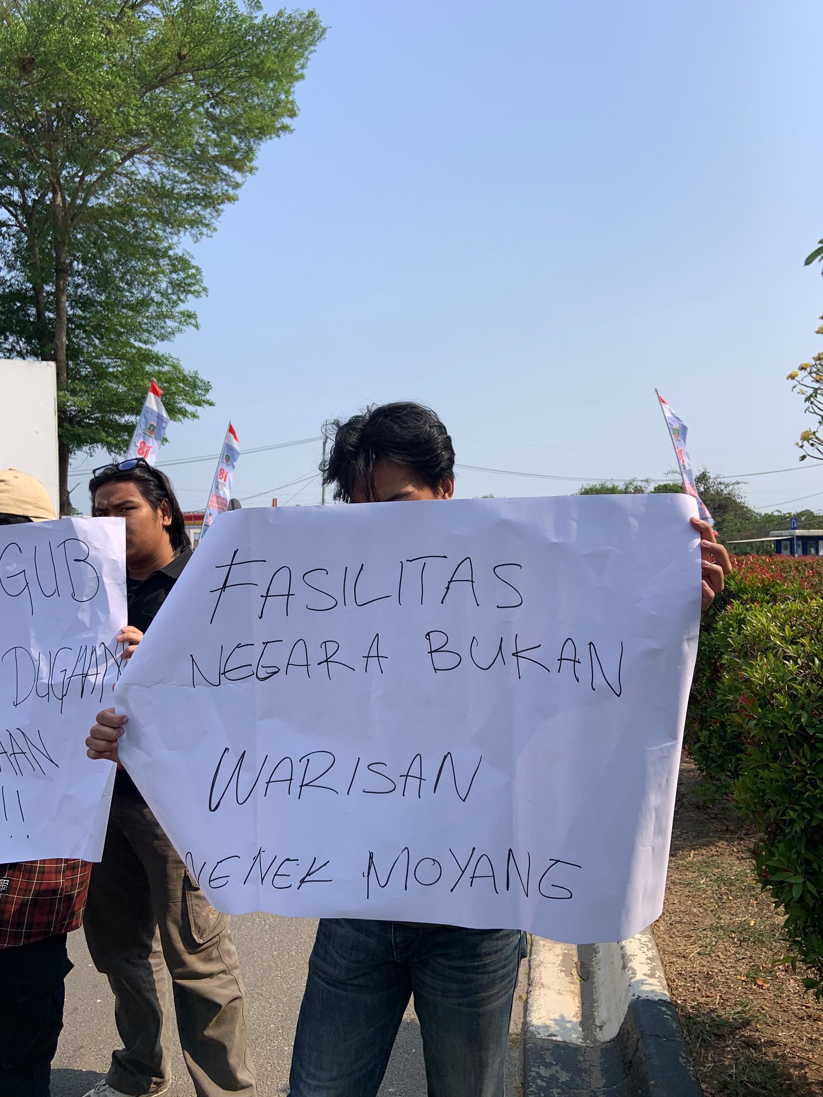 FORUM KOMUNIKASI MAHASISWA NUSANTARA GELAR AKSI DI DEPAN KANTOR GUBERNUR BANTEN, DESAK USUT DUGAAN PELANGGARAN INTEGRITAS WAGUB.