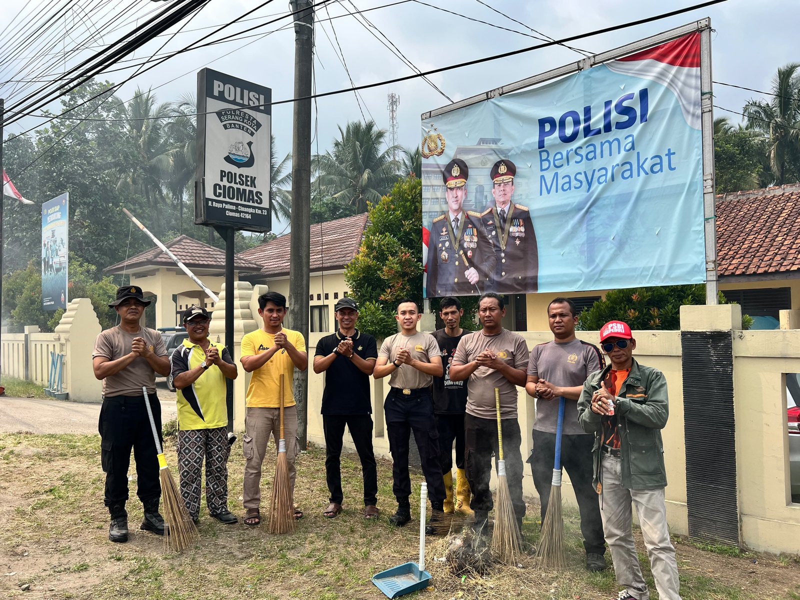 Kapolsek Ciomas peduli lingkungan green Policing bersama masyarakat.