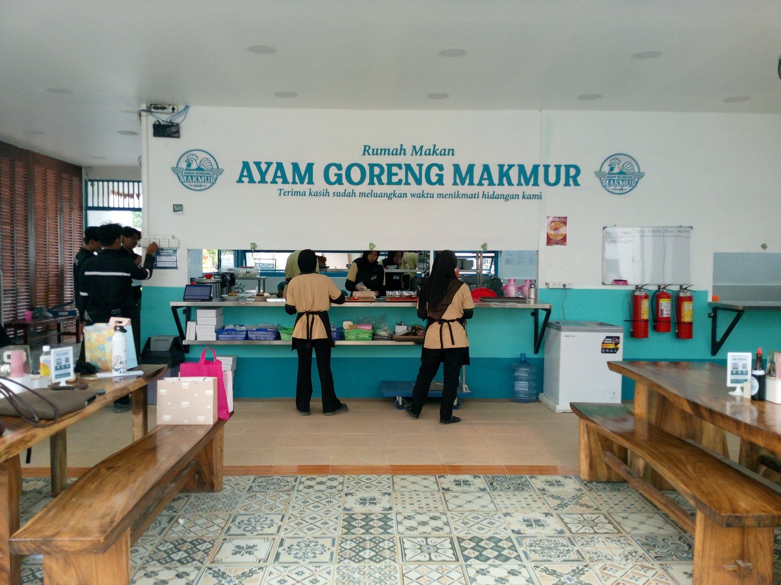 Grand Opening Rumah Makan Ayam Goreng Makmur: Santuni Anak Yatim dan Pererat Silaturahmi Tokoh Masyarakat