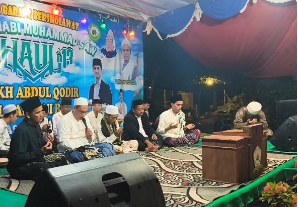 Gema Salawat Berkumandang di Taman Barang, Ustadz Jamalludin Pimpin Ribuan Jemaah